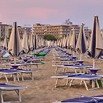 Elegant Located On The Gorgeous Coast Of