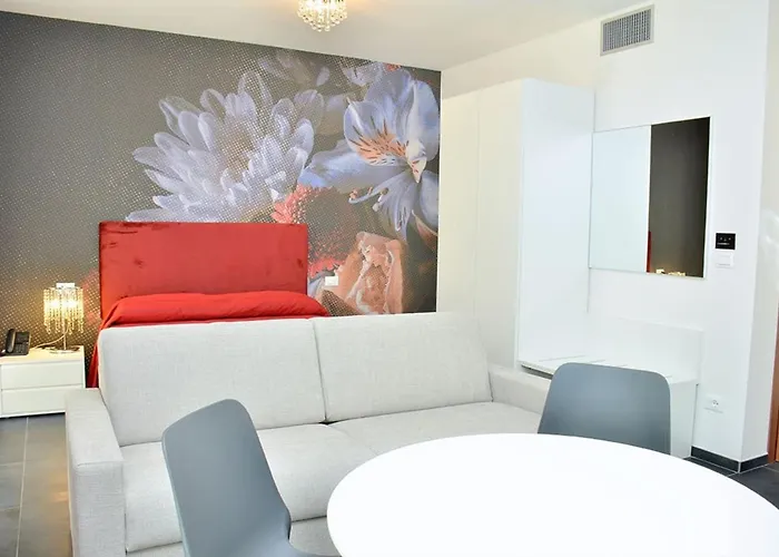 Elegant Located On The Gorgeous Coast Of