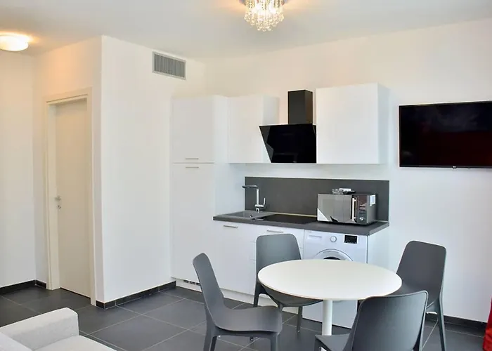 Elegant Located On The Gorgeous Coast Of